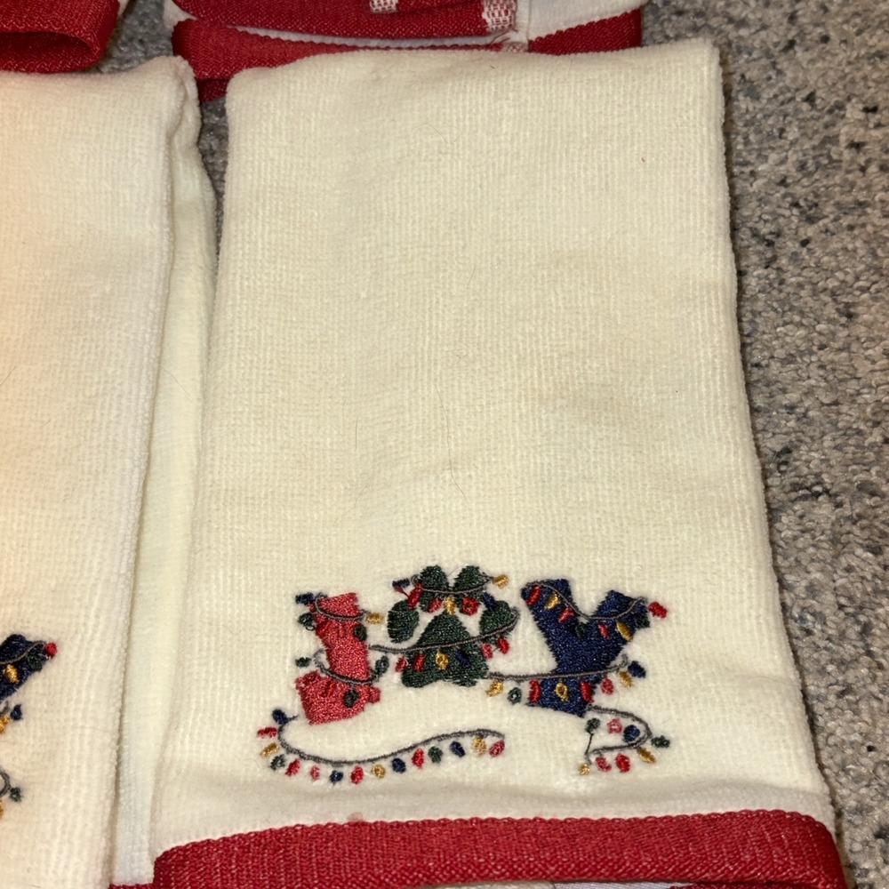 Well Dressed Home Set Of 4 Fingertip Hand Towels Christmas Joy Paw print - Picture 2 of 6